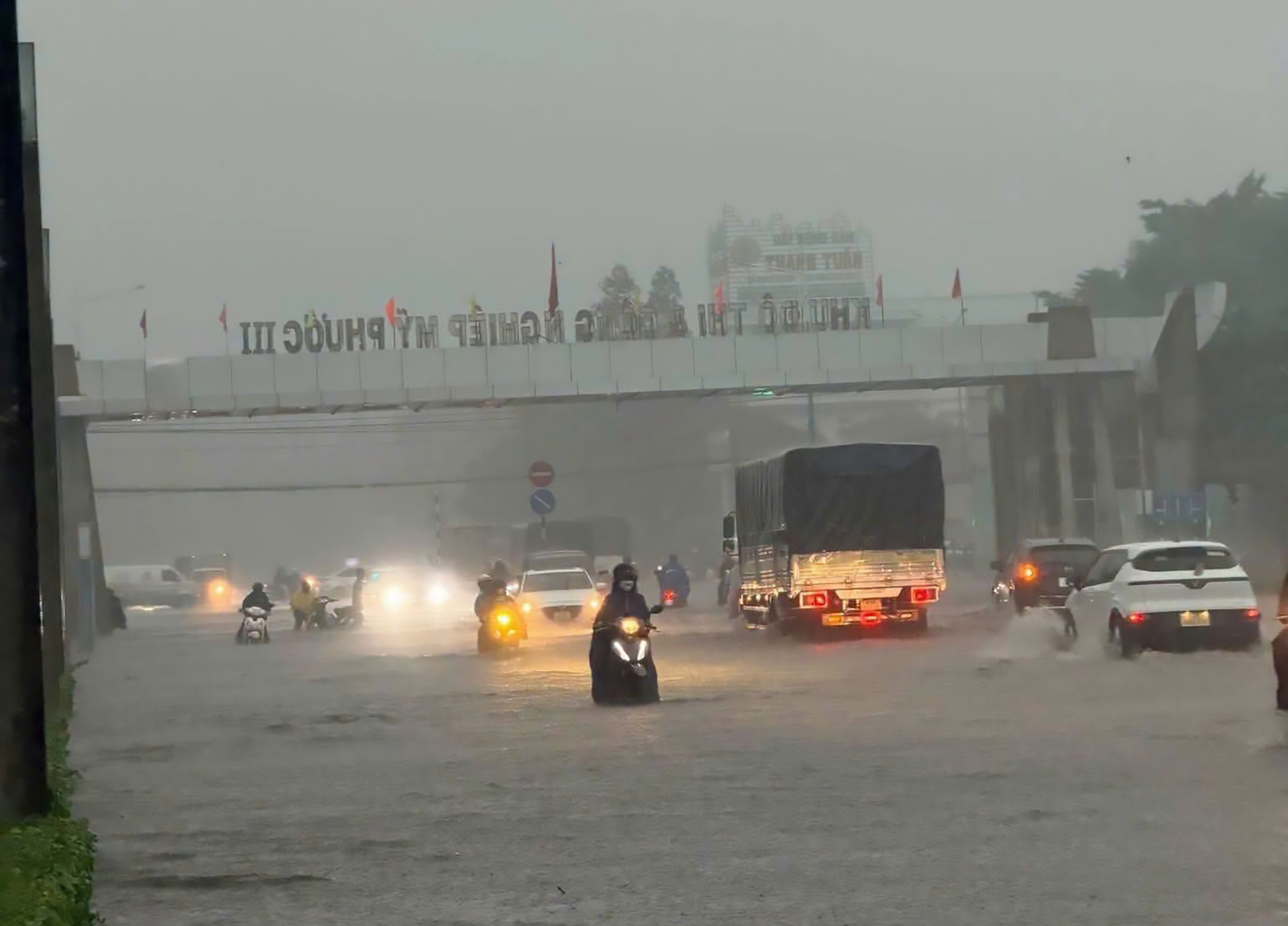 Mưa lớn gây ngập một số tuyến đường tại TP Hồ Chí Minh